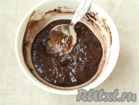 От общей массы взять 3 столовые ложки теста, поместить их в отдельную посуду, добавить 2 столовые ложки какао-порошка и 2 столовые ложки подсолнечного масла.