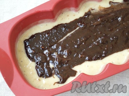 В форму для кекса вылить светлое тесто, а сверху шоколадное. Можно перемешать сверху зубочисткой или оставить шапочкой, как у меня.