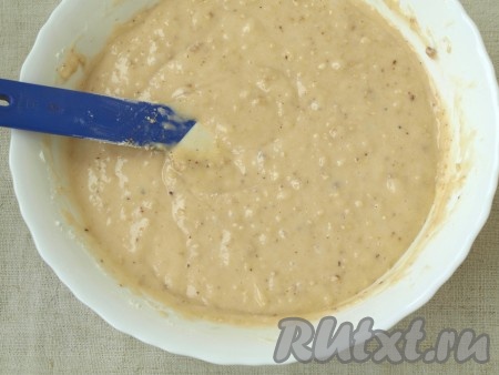 В миску просеять муку с разрыхлителем, добавить щепотку соли. Грецкие орехи обжарить. Измельчить в крошку. Добавить орехи в тесто и перемешать. Консистенция теста будет, как густая сметана.