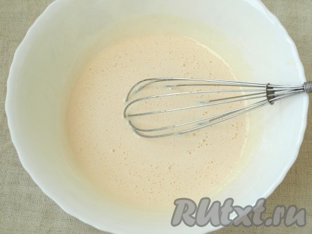 Яйца взбить с сахаром до побеления массы.