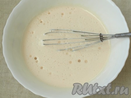 Добавить топлёное молоко и 150 мл подсолнечного масла.