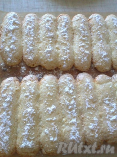 Поставьте в разогретую до 150 градусов духовку, выпекайте бисквитное печенье "Савоярди" до золотистого цвета (ориентировочно 40 минут). Можно выпекать и 10-15 минут в духовке, разогретой до 180-200 градусов.