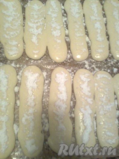 Духовку разогрейте до температуры 150 градусов. Противень застелите пекарской бумагой, хорошо смажьте сливочным маслом и присыпьте мукой.&nbsp;Переложите тесто в кондитерский мешок (или плотный пакет) и отсадите на противень палочки длиной 10 сантиметров и шириной 1,5-2 сантиметра. 30 граммами сахарной пудры посыпьте печенье.&nbsp;Подождите 10 минут (пудра растворится) и посыпьте печенье "Савоярди" ещё 25 граммами сахарной пудры.