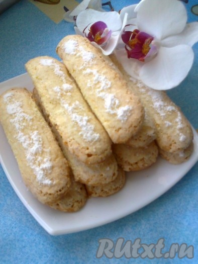 Если печенье склеилось при выпечке, аккуратно разрежьте его ножом. Вот такое вкусное, нежнейшее бисквитное печенье "Савоярди" в домашних условиях у меня получилось. Оно станет отличной основой для "Тирамису".