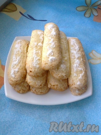 Если печенье склеилось при выпечке, аккуратно разрежьте его ножом. Вот такое вкусное, нежнейшее бисквитное печенье "Савоярди" в домашних условиях у меня получилось. Оно станет отличной основой для "Тирамису".