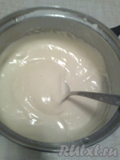 Дальше надо взбить желтки. Если яйца средней величины (не мелкие), необходимо взять только 2 желтка, вместо трёх. В отдельной сухой объёмной посуде желтки соедините с 30 граммами сахара, взбивайте миксером до получения светлой массы до той поры, когда, проведя пальцем по массе, останется борозда и не будет пропадать. Постепенно добавьте взбитые белки к желтковой массе, перемешайте ложкой. Осторожно добавьте 75 грамм просеянной муки, перемешайте лёгкими движениями с помощью ложки. Очень важно вмешать всю муку, равномерно распределяя её по тесту, но при этом стараясь не сбить воздушность теста.