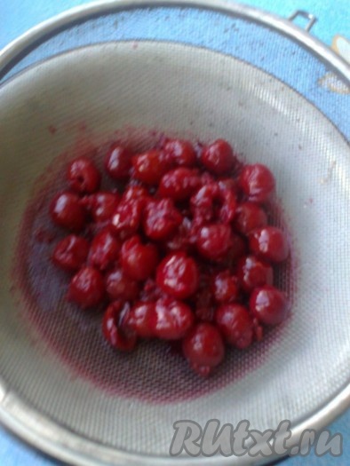 Из вишни удалите косточки и тоже засыпьте сахаром или используйте вишню в собственном соку, выложив на сито, чтобы стекла жидкость.