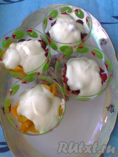 полейте половиной взбитой сметаны