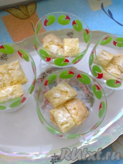 Немного ягод и фруктов оставьте для украшения.
Бисквитное печенье "Савоярди" поломайте или порежьте на кусочки. Уложите в бокал или креманку слоями кусочки печенья,