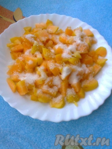 Сметану с ванильным сахаром и сахаром взбейте до растворения сахара.
Ягоды и фрукты порежьте на кусочки и засыпьте сахаром, чтобы они пустили сок.