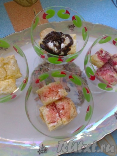 полейте выделившимся соком из ягод и фруктов,