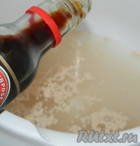Дрожжи разводим в теплой воде. Добавляем соевый соус.