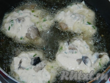 Ложкой выкладываем на разогретую сковороду в масло. Обжариваем ленивые беляши с двух сторон.
