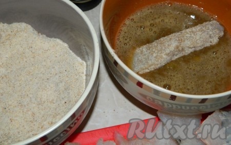 Затем помещаем в смесь яйца и соевого соуса. И ещё раз - в сухари и смесь яйца и соевого соуса. И жарим рыбные палочки в кляре на разогретой сковороде на растительном масле с двух сторон до золотистой корочки.
