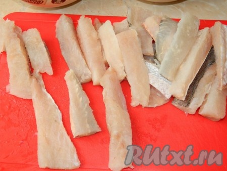 Порежем рыбу полосочками. Посолим, поперчим.