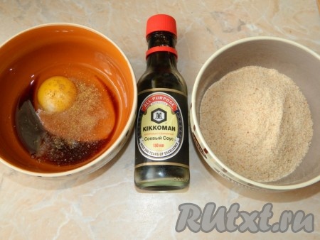 В одну чашу насыпаем сухари, в другой смешиваем яйцо и соевый соус.
