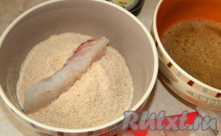 Обмакнем сначала рыбную палочку в сухари.
