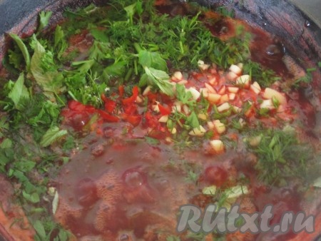 Через минут 20-25 после закипания добавляем в кастрюлю к сливам&nbsp;зелень, чеснок и перец.