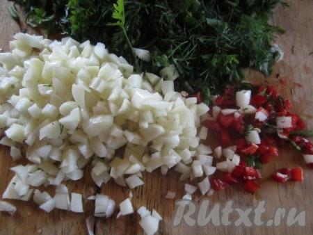 Чеснок и перец мелко измельчаем ножом.