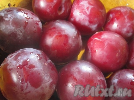 Сливы моем, извлекаем косточки и достаточно мелко режем.