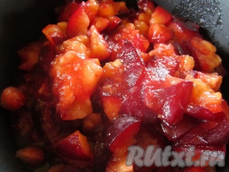 Перекладываем нарезанные сливы в кастрюлю с толстым дном, ставим на небольшой огонь. 