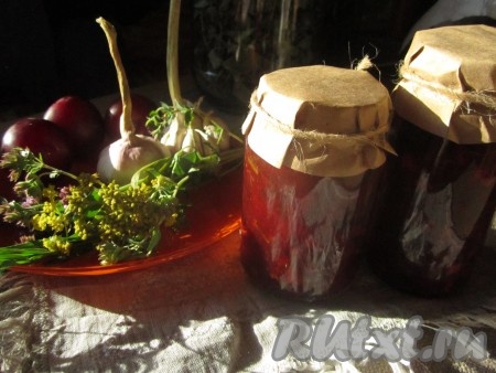 Заранее стерилизуем крышки и банки удобным вам способом. Готовый сливовый соус убираем с огня, сразу разливаем по простерилизованным банкам, закручиваем (или закатываем) прокипячёнными крышками. Переворачиваем банки дном вверх, накрываем пледом (или одеялом) и оставляем на сутки. Затем убираем соус на хранение в прохладное место.