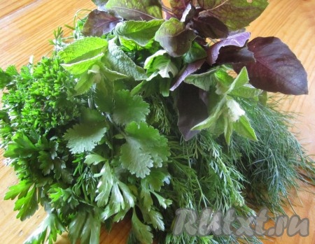 Зелень (я взяла ассорти из&nbsp;кинзы, петрушки, укропа, базилика и мяты)&nbsp;моем и нарезаем мелко.