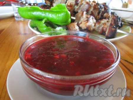 Зимой сливовый соус порадует вас своим насыщенным пряным вкусом и ярким цветом. Такой соус&nbsp;идеально сочетается с жареным и запечённым мясом, а также с шашлыком.