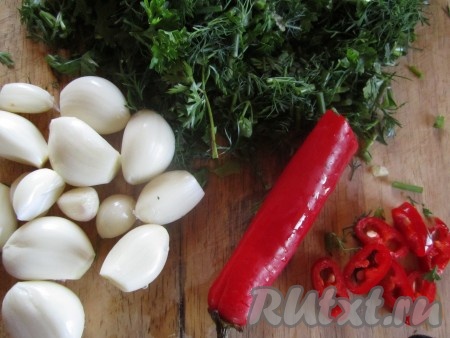 Головку чеснока разделяем на зубчики. Очищаем чеснок. Отрезаем несколько колечек от жгучего перца.
