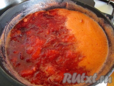 Периодически перемешивая, доводим до кипения. Постепенно из слив выделится достаточно много сока, после этого можно увеличить огонь до среднего. Если сливы не сочные, можно добавить 100 миллилитров воды. После закипания варим сливы на небольшом огне минут 20-25, снимая образующуюся при кипении пену, время от времени перемешивая.