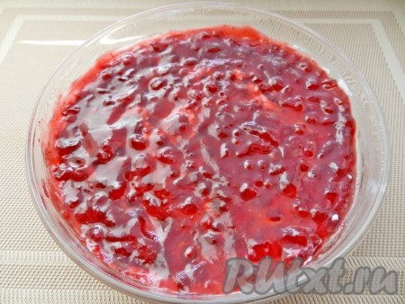 Затем снова слой крошек, слой творожной массы и слой варенья. Все слои разравнивать ложкой или лопаткой.