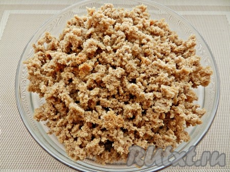 Хлеб раскрошить руками. Лучше всего крошится хлеб 1-2 дневной свежести, но не совсем черствый.