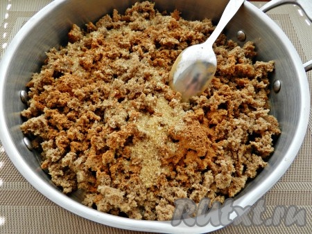 Крошки хлеба выложить в сковороду, смешать с сахаром и корицей.