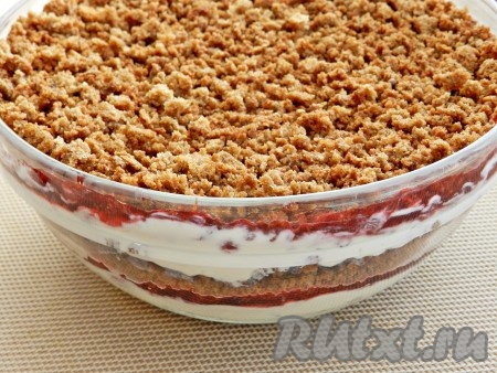 Последним слоем высыпать оставшиеся крошки. Накрыть форму пищевой пленкой и убрать в холодильник на несколько часов или на ночь.
Вкусный и необычный десерт из хлеба готов.