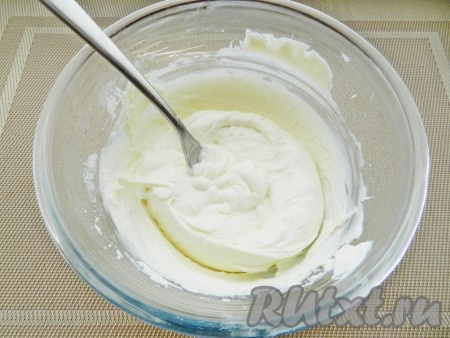 Приготовить творожную массу. Для этого творог соединить с сахарной пудрой и сливками, взбить все вместе. Можно добавить по вкусу ванильный сахар, я не добавляла.