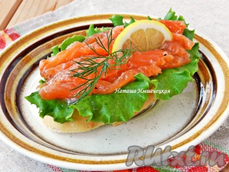 Через сутки вкуснейшие солёные брюшки сёмги будут готовы! Такая рыбка идеально подойдёт для приготовления бутербродов и различных закусок.