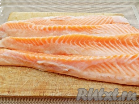 Брюшки сёмги разморозить на нижней полке холодильника.