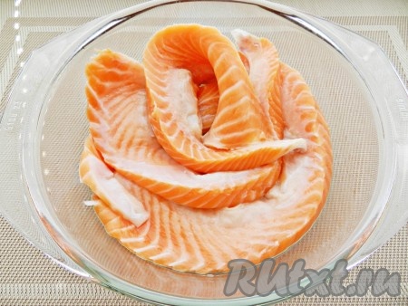 Затем очистить от чешуи, срезать плавники, тщательно промыть и обсушить.