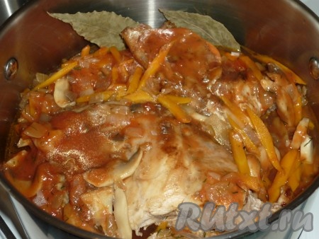 Добавляем 1 стакан воды, лавровый лист, накрываем крышкой и тушим кролика с грибами в томатной подливе 1 час на медленном огне.