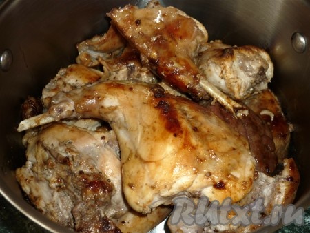 Перекладываем мясо в кастрюлю.
