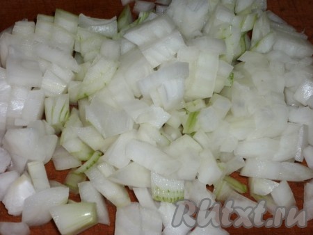 Режем кубиками лука.
