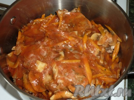 Переливаем получившуюся томатную подливу в кастрюлю с обжаренным кроликом.