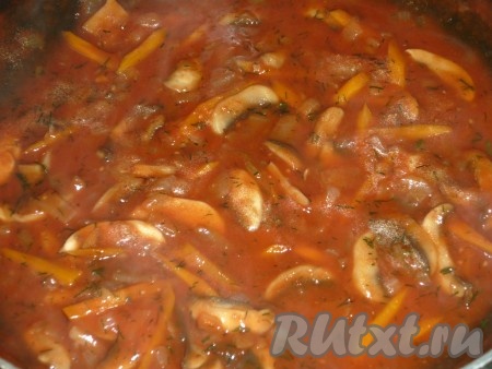 Когда грибы немного обжарятся, солим и добавляем муку, слегка обжариваем и вливаем томатный сок (если томатный сок несладкий, добавьте немного сахара). Зелень режем и тоже добавляем в сковороду.
