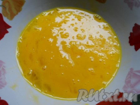 Хорошо разболтать яйца вилкой.