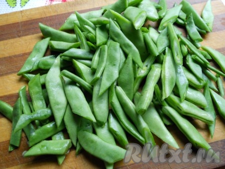 Далее фасоль порезать на 2-4 части наискосок.