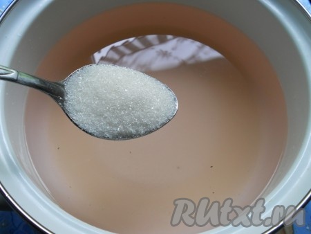 Добавить в кастрюлю сахар, поставить на огонь. Довести до кипения и кипятить 3-4 минуты.
