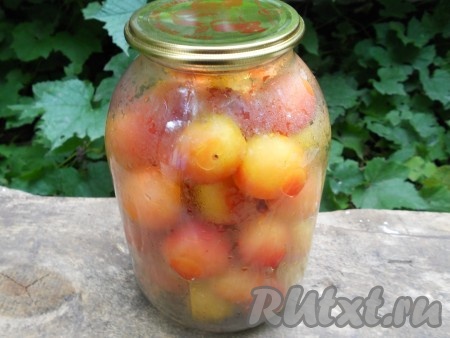 Воду вскипятить. Кипящей водой залить сливы, накрыть крышкой и оставить на 10-15 минут. Далее воду из банки слить в кастрюлю.
