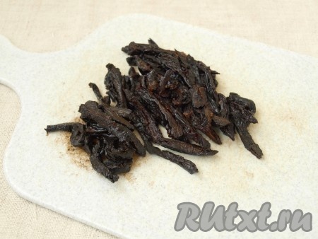 Чернослив промыть и также нарезать соломкой.