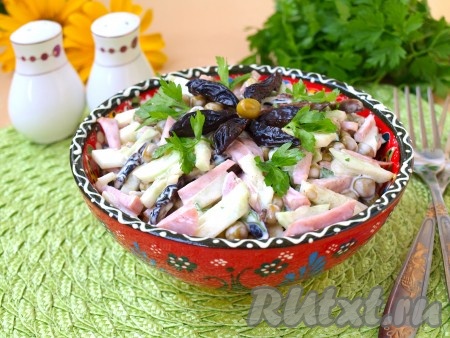 Салат с черносливом и ветчиной