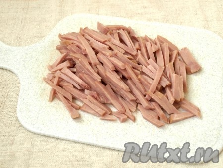 Нарезать соломкой ветчину.